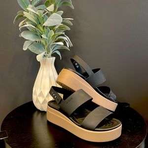✨CROCS SZ 8 BROOKLYN LOW WEDGE✨ BLACK & TAN✨